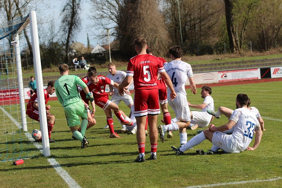 So stocherte Bobingens Florian Kohler im Liegen den Ball zum Siegtreffer über die Linie zum späten Sieg des TSV.