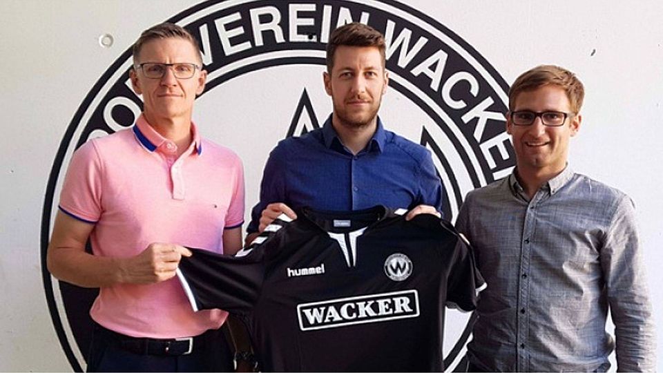 Gemeinsam weiter für den SV Wacker (von links): Teammanager Karl-Heinz Fenk, Daniel Hofstetter und Geschäftsführer Andreas Huber. F: SV Wacker