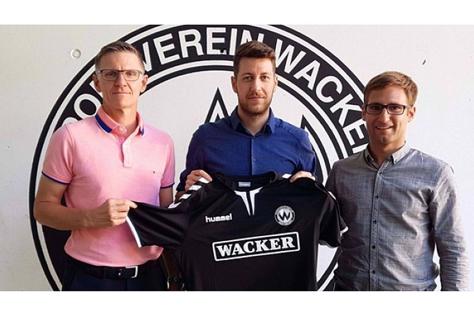Gemeinsam weiter für den SV Wacker (von links): Teammanager Karl-Heinz Fenk, Daniel Hofstetter und Geschäftsführer Andreas Huber. F: SV Wacker