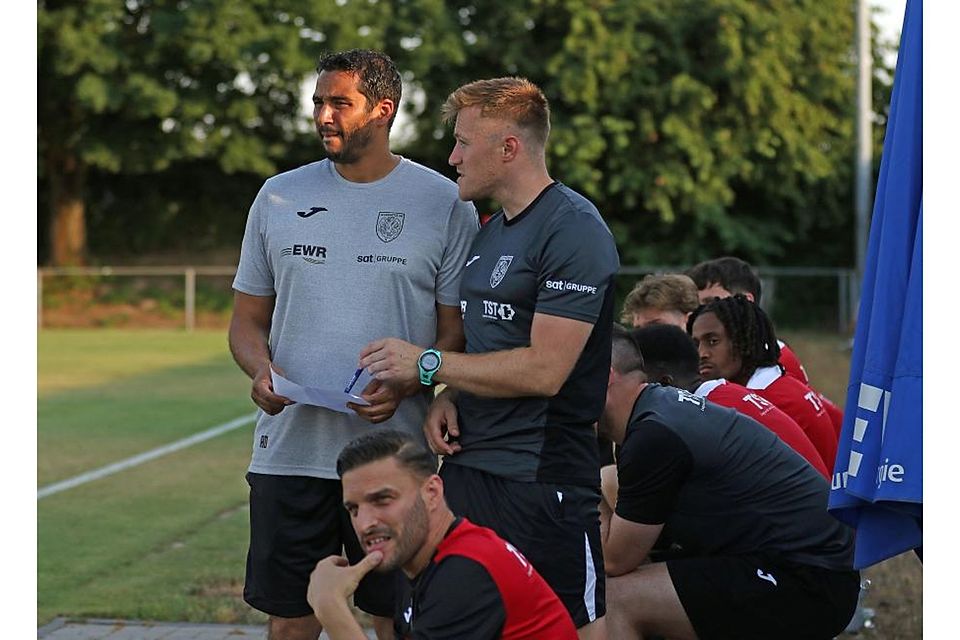 Wormatia-Trainer Anouar Ddaou (links) und sein Co Björn Weisenborn konnten mit dem Ergebnis ihrer Mannschaft in Kaiserslautern nicht zufrieden sein. Foto: Christine Dirigo/pakalski-press Wormatia-Trainer Anouar Ddaou (links) und sein Co Björn Weisenborn konnten mit dem Ergebnis ihrer Mannschaft in Kaiserslautern nicht zufrieden sein. Foto: Christine Dirigo/pakalski-press
