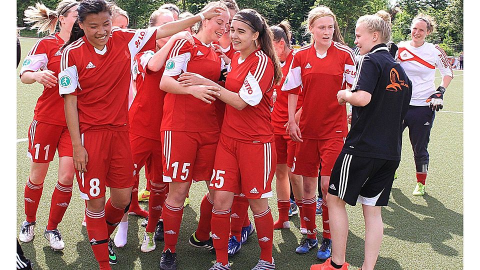 Glücklich und erleichtert: Die Fußballerinnen des TuS Wörrstadt haben in allerletzter Sekunde den Abstieg noch vermieden.	Foto: Daudistel