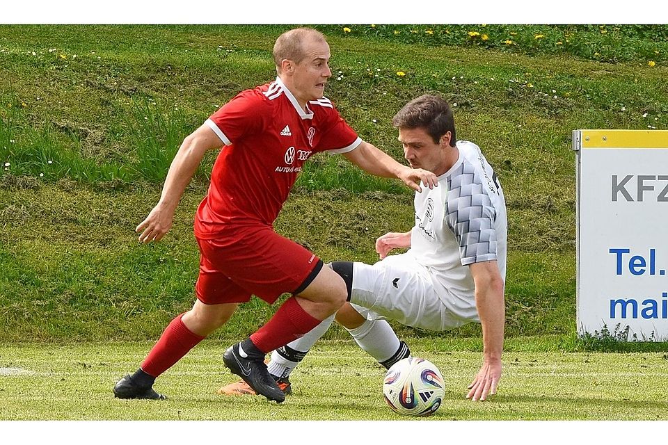 Alexander Greif vom TSV Moorenweis (in Rot) im Spiel gegen den SC Oberweikertshofen II mit Moritz Wizani (in Weiß).