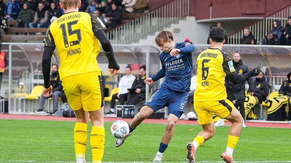 Matvey Obolkin (am Ball) kehrt vom SC Wiedenbrück nach Aschaffenburg zurück.