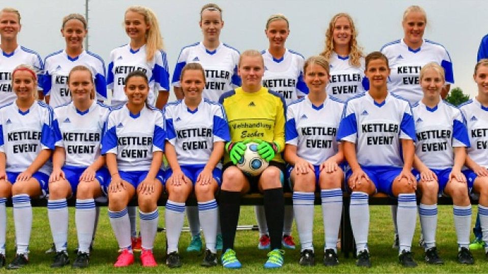 Die Frauen des TuS Neuenkirchen spielen auch im vierten Jahr in Folge in der Landesliga. Hinten links Trainer Sebastian Futtermann. Foto: Andreas Berens