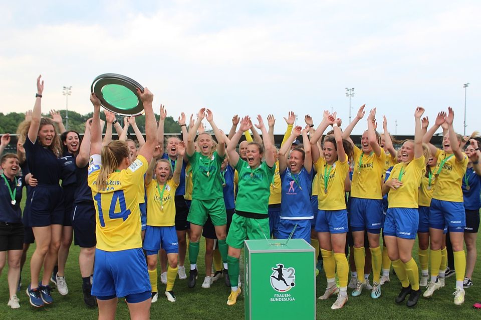 Die Frauen des FCC konnten die Meisterschale der 2. Bundesliga Nord in die Höhe recken.