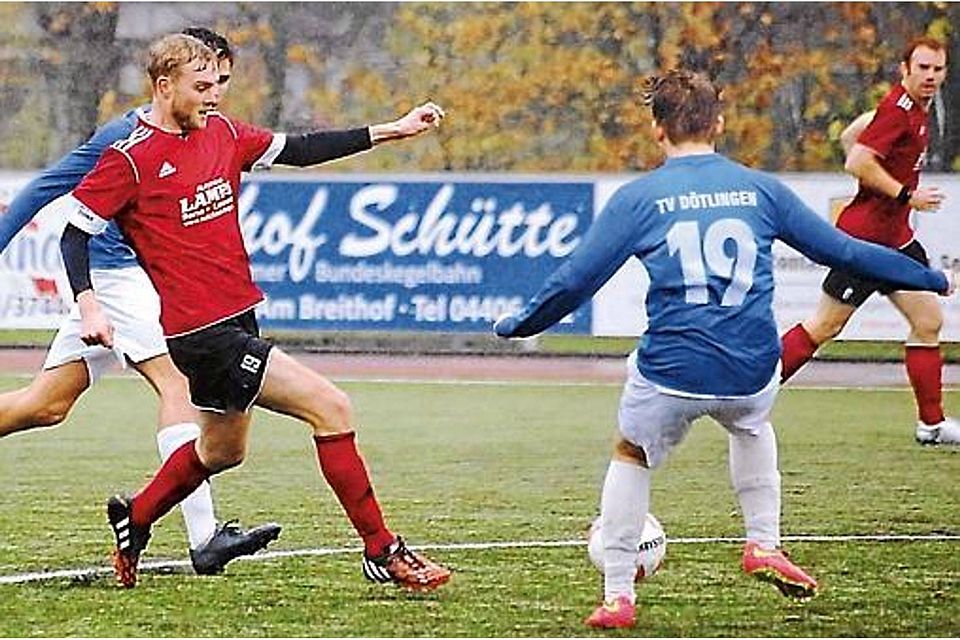 Großer Kampf bei schlechtem Wetter: Bernes Fußballer (rote Trikots besiegten Dötlingen mit 1:0. Michael Hiller