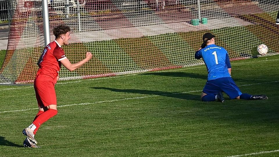 Jannik Karg (links) jubelt, Wiesenbachs Keeper Luca Weiß ist wieder geschlagen. Vier Mal musste er gegen den TSV Offingen hinter sich greifen.