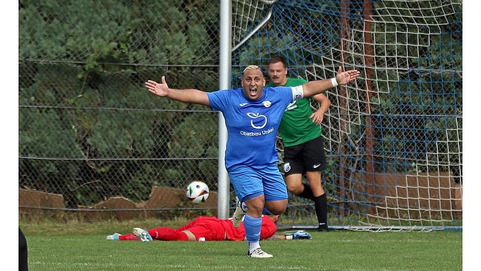 Wenige Fußballer können schöner jubeln als Abdelkader Meslem, der neue Trainer des FSV Osthofen - hier noch im Trikot des SV Leiselheim.	Archivfoto: Christine Dirigo/pakalski-press