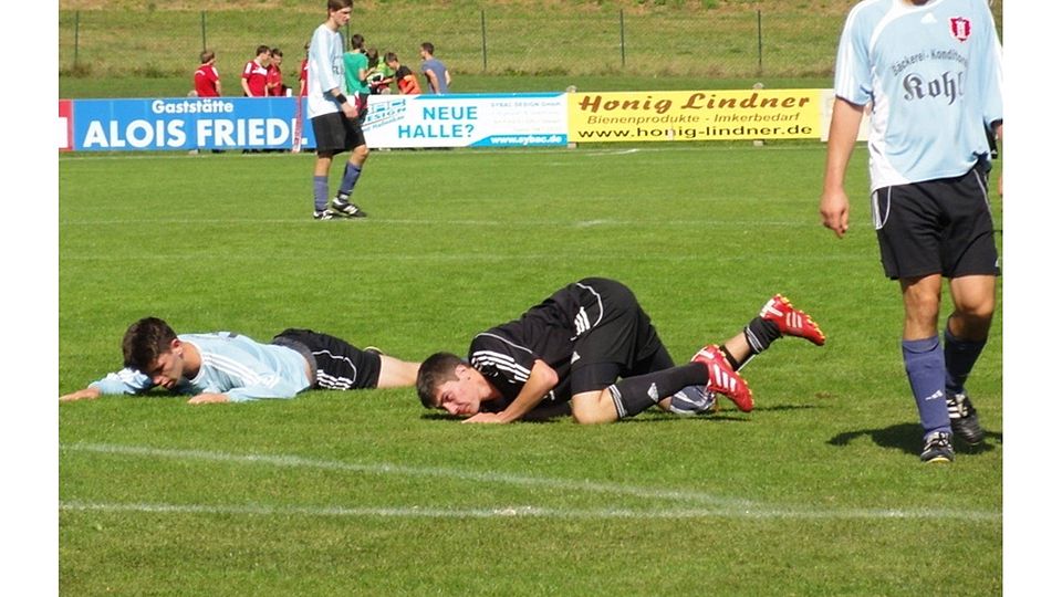 Eine sogenannte "Bauchlandung" erlebte der SVSW Kemnath II beim SC Kirchthumbach II. Die Gastgeber gewannen dieses Spiel mit 4:1. Foto: Christof Bartl