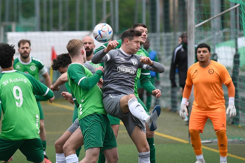 Zu stark für den BCF Wolfratshausen waren die Gäste vom SV Aubing. Am Ende stand eine 0:3-Niederlage. Außerdem kassierte Abwehrchef Bernhard Kresta (graues Trikot) in der Schlussphase die rote Karte.