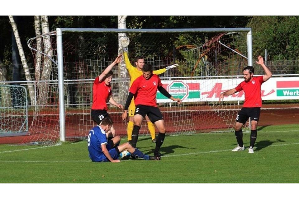 Der TSV Strümpfelbrunn (rot) ist plötzlich obenauf. F: Hans Will Media/Jutta Muck