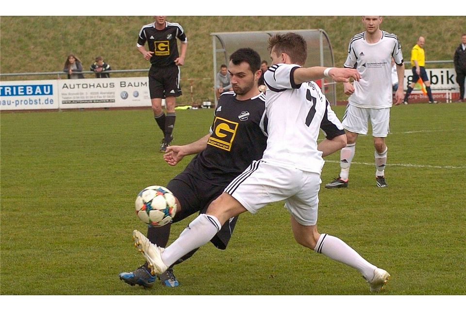 Skhelzen Syla (in schwarz am Ball) hilft der TSV-Truppe im Frühjahr.  Foto: Archiv