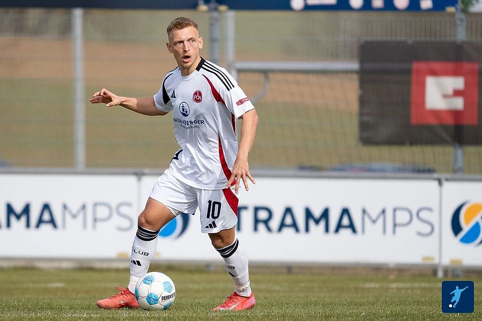 Wir auch weiterhin die Fädem im Mittelfeld der Nürnberger U23 ziehen: Benedikt Kirsch. Wir auch weiterhin die Fädem im Mittelfeld der Nürnberger U23 ziehen: Benedikt Kirsch.