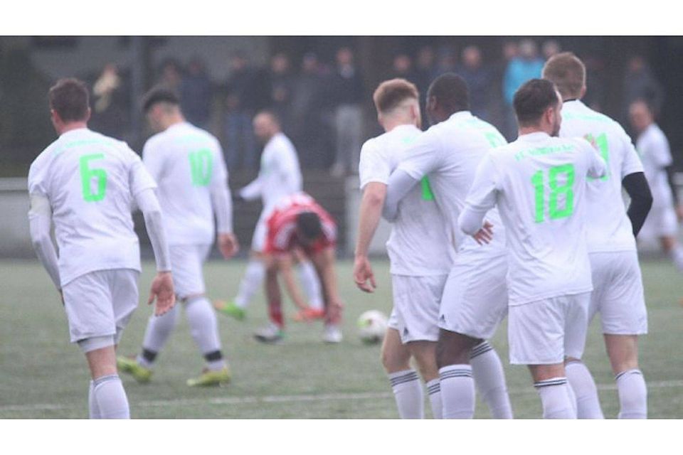 Die zweite Welle der Sportfreunde Möllmicke holte gegen den FC Attendorn-Schwalbenohl einen 0:3-Rückstand noch auf. Archivfoto: Kaiser