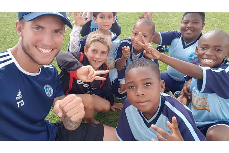 Tony Daugals (l.) aus Pritzwalk ist Fußballer mit Herz und Seele: Er weiß, dass Sport mehr ist als nur spielen. Deswegen hat er das Hilfsprojekt "Dein Ball für Namibia" gegründet. Foto: Daugals