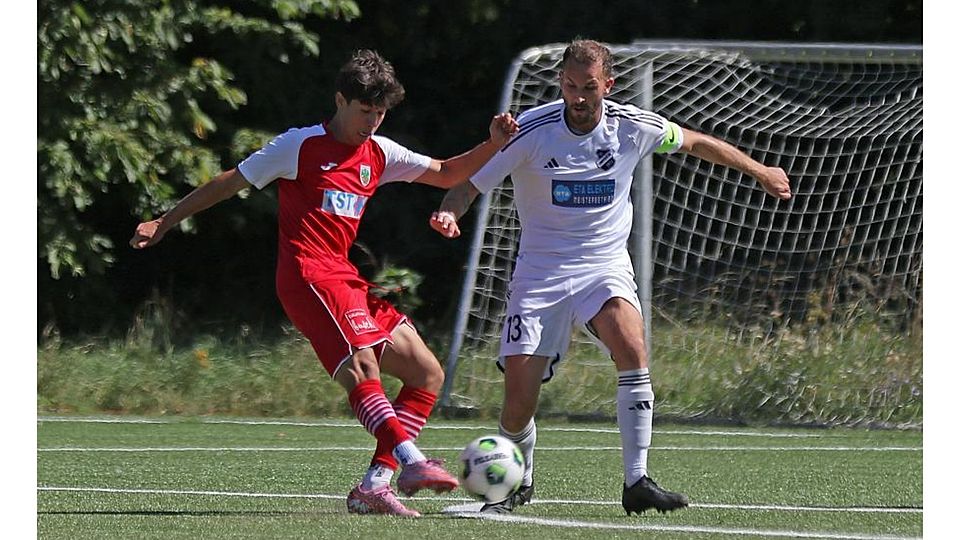 „Alt“ schlägt „jung“: Routinier Mor Horvath (rechts) vom SV Gimbsheim im Duell mit Wormatia-Talent Lukas Sundin.	Foto: Dirigo/pakalski-press