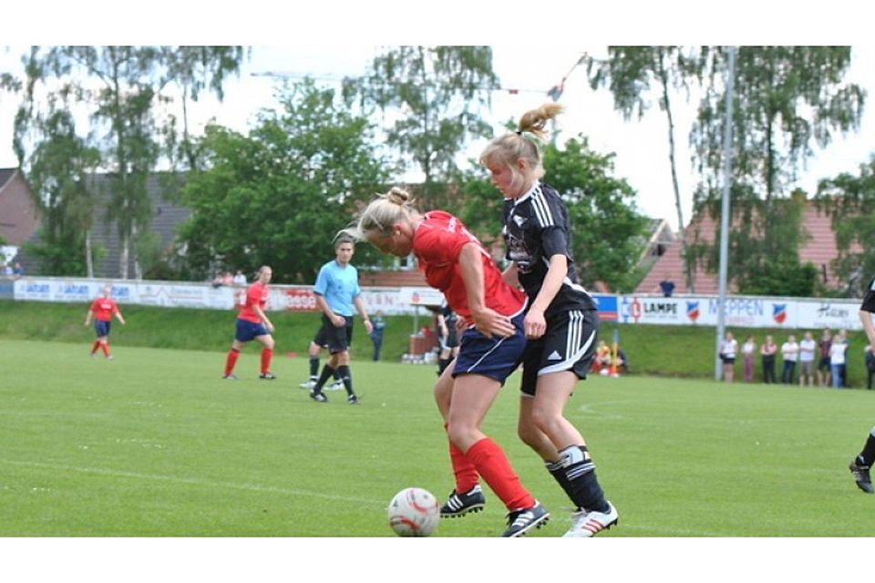 Ein umkämpftes Saisonfinale lieferten sich Union Meppen (rot, Birgit Manthey) und Andervenne (Elisa Sels). Foto: Ahrens