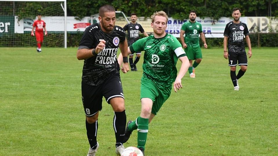 Entwischt: Der Groß-Umstädter Patrizio Colucci (links) lässt Steffen Enders von Viktoria Dieburg hinter sich. In der Partie der Fußball-Kreisliga fielen zwar zehn Treffer, einen Sieger gab es aber nicht. 	