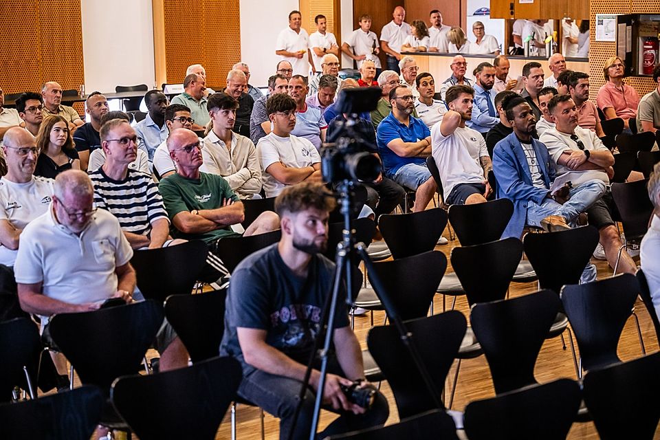 Zahlreiche Unparteiische wohnten dem Kongress bei