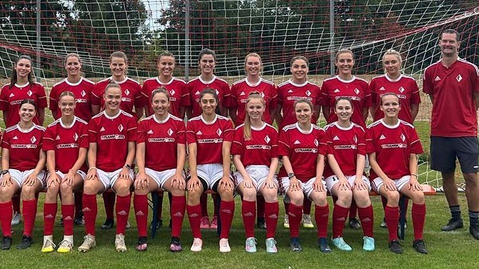 Schnell im gesicherten Tabellenmittelfeld wiederfinden wollen sich die Fußballerinnen des FCA Unterbruck mit (hinten, v. l.) Coach Norbert Mößmer, Pia Mögn, Amalie Kislinger, Anna Berchtold, Carolin Hohlenburger, Katharina Sonnenberger, Sarah Lauff, Sophia Wildgruber, Jasmin Schimming, Kathrin Hohlenburger, Theresa Wildgruber und Trainer Rudolf Greiner sowie (vorne, v. l.) Tanja Schulz, Stefanie Pallauf, Franziska Schmid, Antonia Schmid, Lena Zaindl, Suzana Stankovic, Emily Heins, Nina Zuber, Sophia Scholz und Lara Lenz.