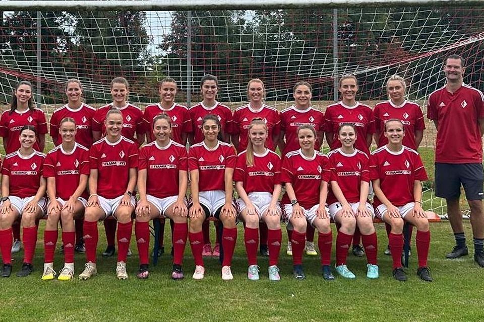 Schnell im gesicherten Tabellenmittelfeld wiederfinden wollen sich die Fußballerinnen des FCA Unterbruck mit (hinten, v. l.) Coach Norbert Mößmer, Pia Mögn, Amalie Kislinger, Anna Berchtold, Carolin Hohlenburger, Katharina Sonnenberger, Sarah Lauff, Sophia Wildgruber, Jasmin Schimming, Kathrin Hohlenburger, Theresa Wildgruber und Trainer Rudolf Greiner sowie (vorne, v. l.) Tanja Schulz, Stefanie Pallauf, Franziska Schmid, Antonia Schmid, Lena Zaindl, Suzana Stankovic, Emily Heins, Nina Zuber, Sophia Scholz und Lara Lenz.