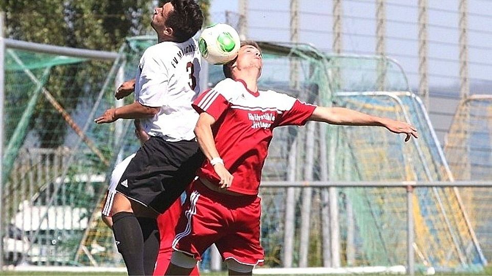 Das Finale des letztjährigen Gäufeldener Vorbereitungsturniers hat der FC Unterjettingen (rechts, im roten Trikot) gegen den FV Mönchberg mit 5:2 gewonnen Foto (Archiv): Bäuerle
