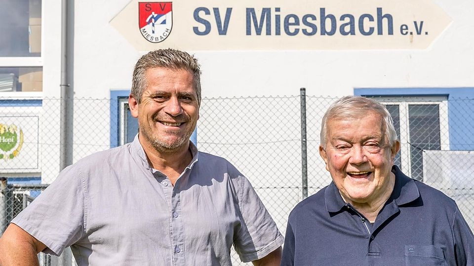 10 Jahre Fusion ASV/FC Miesbachvl: Stefan Griesbeck und Robert Egger vor SV-Vereinsheim