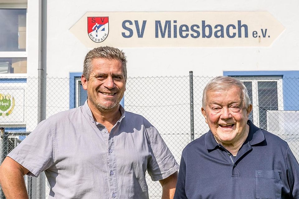10 Jahre Fusion ASV/FC Miesbachvl: Stefan Griesbeck und Robert Egger vor SV-Vereinsheim 10 Jahre Fusion ASV/FC Miesbachvl: Stefan Griesbeck und Robert Egger vor SV-Vereinsheim