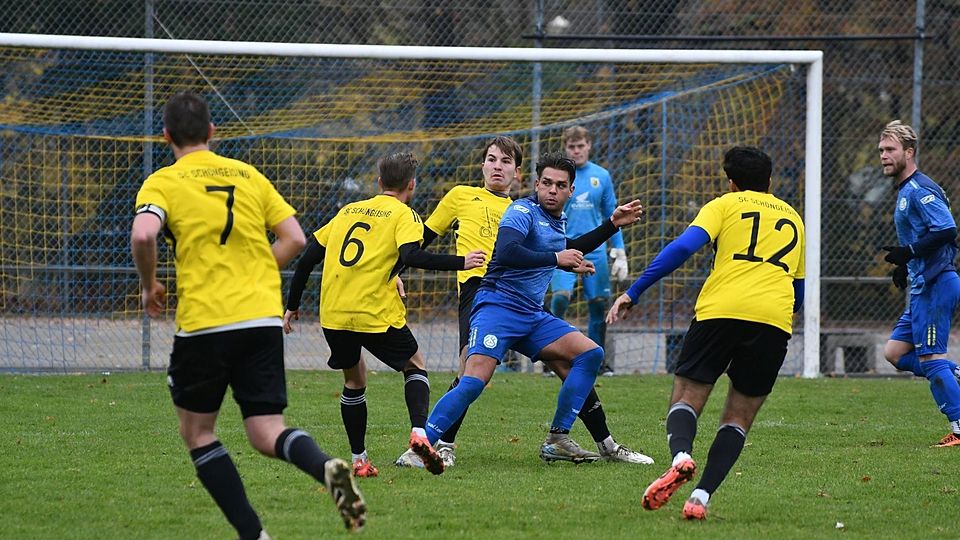Schenkten sich nichts: Der SC Schöngeising (gelb) und der SCF trennten sich 2:2-Unentschieden.