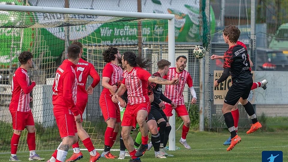 Vollversammlung vor dem Tor von Türksport Kempten: Obwohl das Schlusslicht mit Mann und Maus verteidigte, landete der Ball elf Mal im Netz.