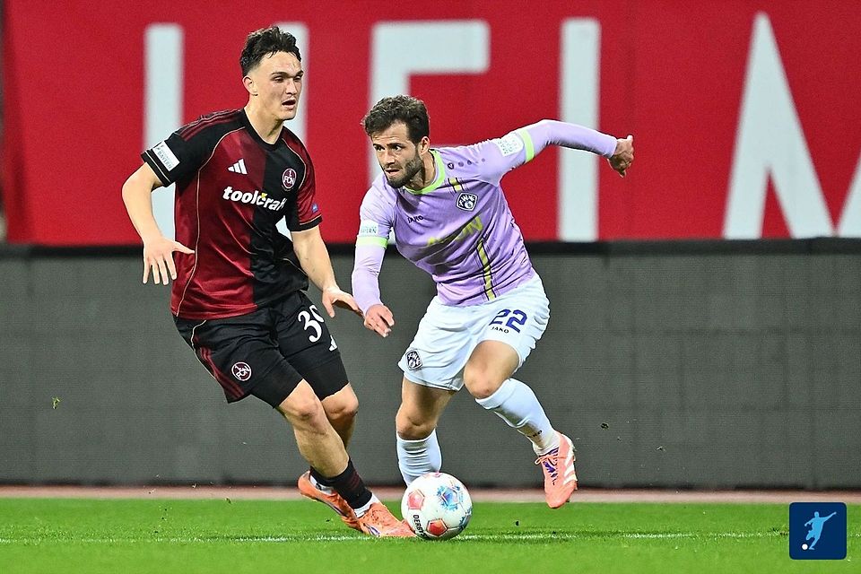 Wird weiterhin das Trikot der Würzburger Kickers tragen: Daniel Hägele (rechts).