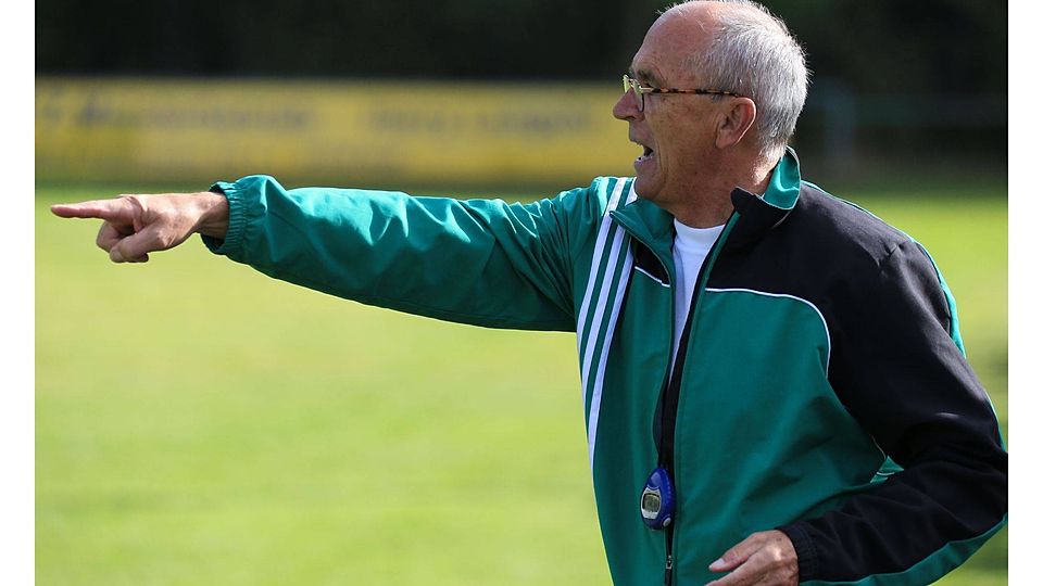 Jürgen Wellert gibt Anweisungen. Weil die Mannschaft diese nicht immer befolgte, hört der 69-Jährige in Rothaurach auf. Foto: Salvatore Giurdanella