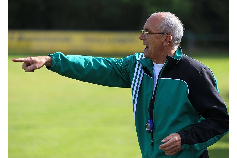 Jürgen Wellert gibt Anweisungen. Weil die Mannschaft diese nicht immer befolgte, hört der 69-Jährige in Rothaurach auf. Foto: Salvatore Giurdanella