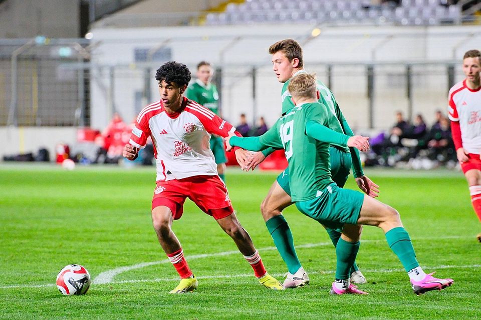 Adam Aznou feierte am Montagabend gegen die SpVgg Greuther Fürth II sein Debüt für die Reserve des FC Bayern.