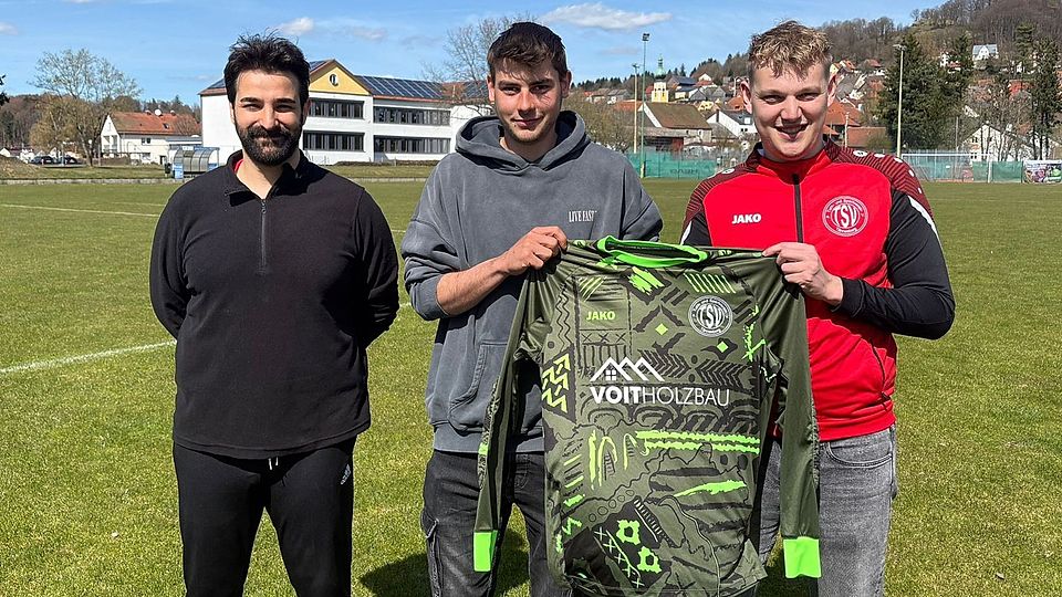 Beim TSV Tännesberg freuen sich Cheftrainer Ibrahim Devrilen (links) und Sportlicher Leiter Lucio Lobinger (rechts) über die Zusage von Kai Wolfram.