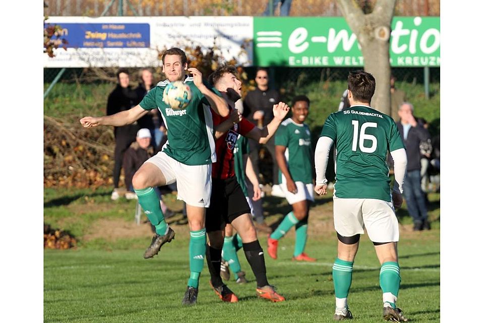 Eine enge, intensive Kiste war das Bezirksliga-Derby zwischen der SG Guldenbachtal (grüne Trikots) und dem TSV.	Foto: Mario Luge