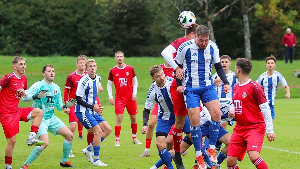 Nur das Lattenkreuz des Antdorfer Gehäuses traf in dieser Szene Simon Schraid (re., gestreiftes Trikot) bei seinem Kopfball, doch am Ende feierten die Eurasburger einen 1:0-Heimsieg.