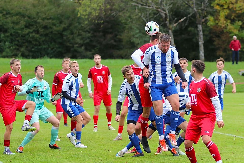 Nur das Lattenkreuz des Antdorfer Gehäuses traf in dieser Szene Simon Schraid (re., gestreiftes Trikot) bei seinem Kopfball, doch am Ende feierten die Eurasburger einen 1:0-Heimsieg.