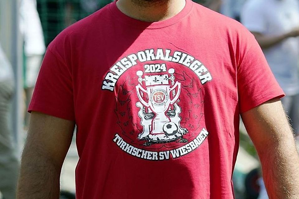 Beim Türkischen SV sieht man sich als Sieger des Kreispokals und stellte das am Sonntag auch mit T-Shirts zur Schau. Doch wie wird das kurz vor Schluss abgebrochene Pokalfinale gewertet werden?