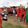Da ist das Ding: Türkgücü-Kapitän Yasin Yilmaz und sein Team feierten den Sieg beim ERDINGER Meister-Cup. Fotos: Harald Langer