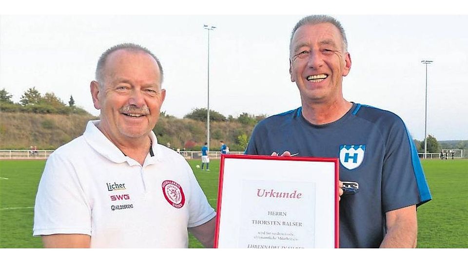 Haben den Deal zusammen eingefädelt: Gießens Kreisfußballwart Henry Mohr (l.) und Thorsten Balser von den TSF Heuchelheim. Foto: Henry Mohr 