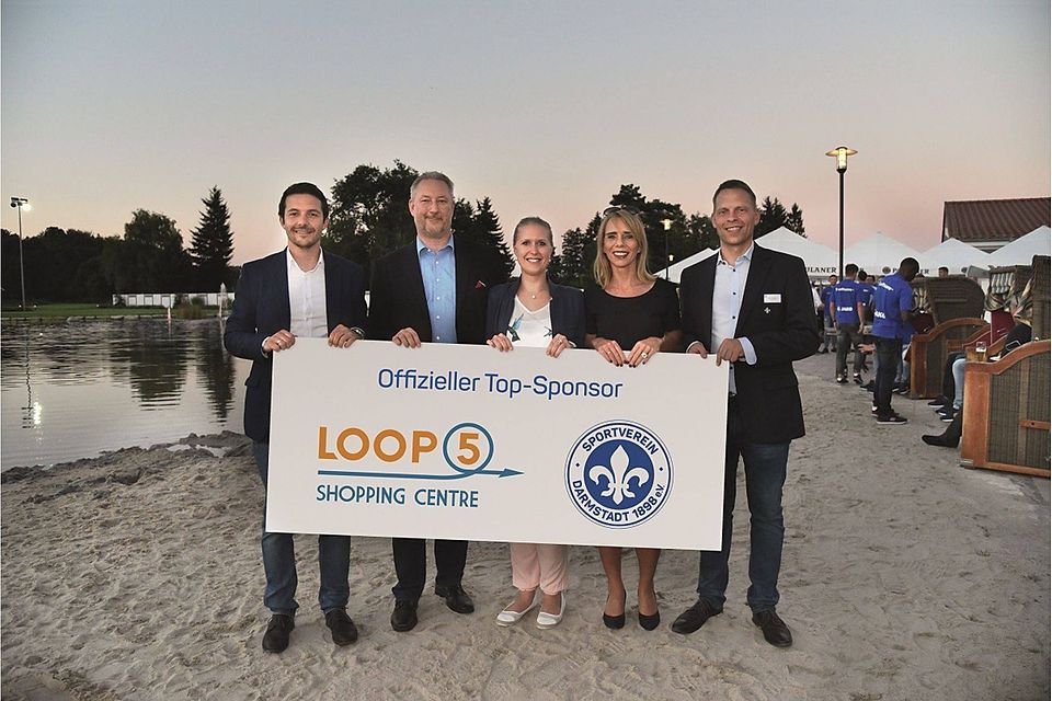 Mit Beginn der Bundesliga-Saison 2016/2017 ist das LOOP5 neuer Top-Sponsor des Fußball-Bundesligisten SV Darmstadt 98. (v.l.n.r.): Oliver Keller (Leiter Vertrieb/SV98), Uwe Weiland (Deputy Centermanager/LOOP5), Constanze Gebhardt (Marketing/LOOP5), Birgit Neumann (Pressebüro/LOOP5) und Michael Weilguny (Geschäftsführer/SV98). Foto: obs/Loop5 Shopping Centre GmbH & Co. KG