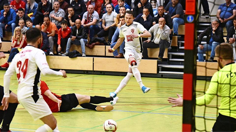 Franjo Delic bewies Nervenstärke: Der Weilimdorfer brachte sein Team mit dem Tor zum 3:1 in die Verlängerung. Foto: Günter Bergmann