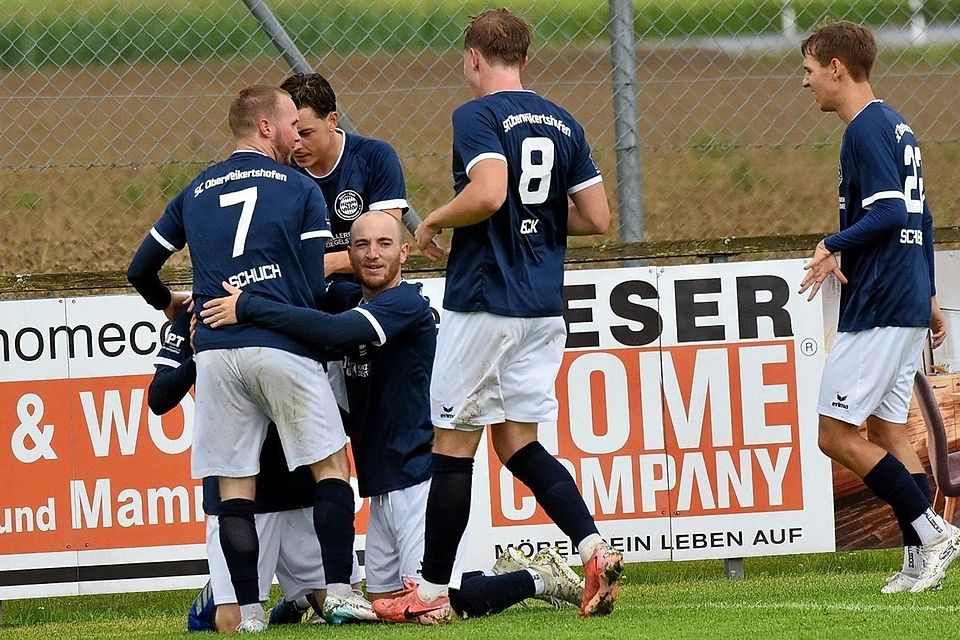 Die Fußballer des SC Oberweikertshofen. Die Fußballer des SC Oberweikertshofen.