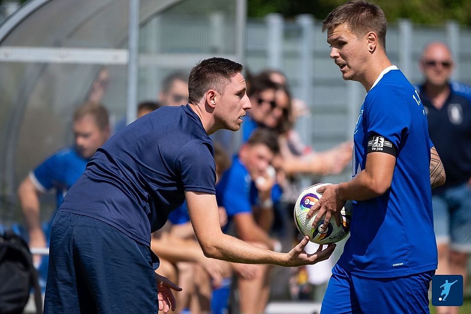 Die Viechtacher um Kapitän Lukas Penzkofer dürfen aufatmen: Der 1. Saisonsieg ist endlich geschafft!