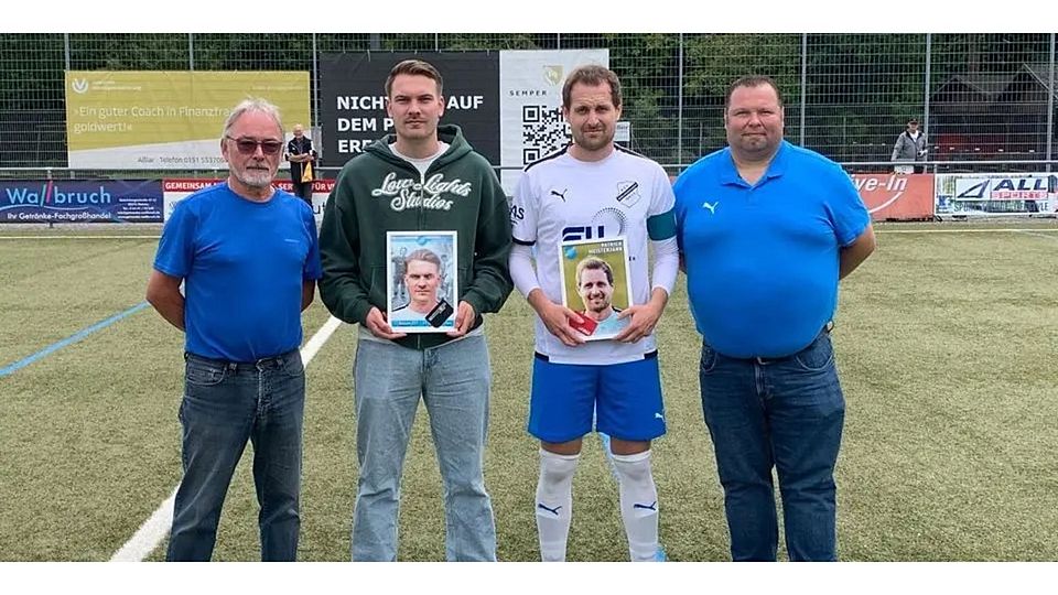 Vor dem Spiel gegen die SG Ehringshausen/Dillheim wird es feierlich: (v.l.) Willi Loos (Ehrenausschuss), der verabschiedete Mathis Schubert, Jubilar Patrick Meisterjahn und Sascha Meier (Vorstand) von Fußball-Kreisoberligist RSV Büblingshausen. © RSV Büblingshausen