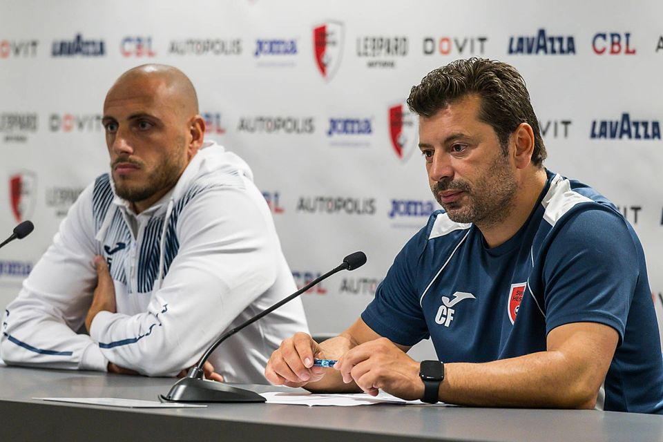 Clément Couturier und Trainer Carlos Fangueiro (r.) bei der Pressekonferenz am Montag