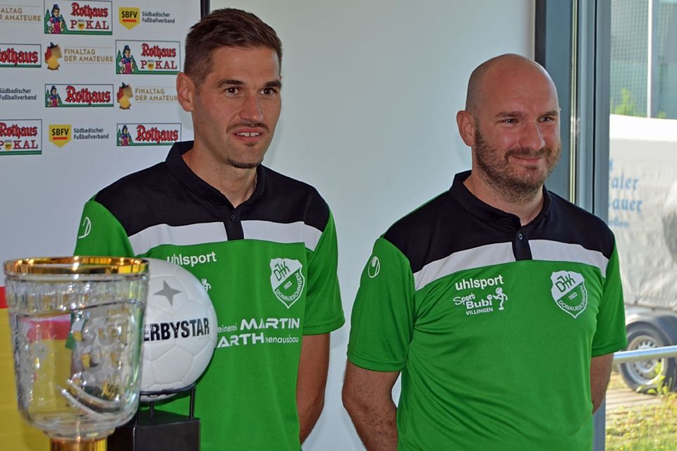 DJK-Kapitän Heiko Reich (links) und Trainer Benjamin Gallmann neben dem Objekt der Begierde, dem SBFV-Pokal | Foto: Lukas Karrer