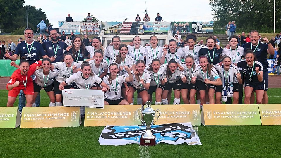 Es war der perfekte Abschied für Dusko Radic (oben rechts): In seinem letzten Spiel als Trainer des TuS Issel holte er mit seiner Mannschaft den Rheinlandpokal. 