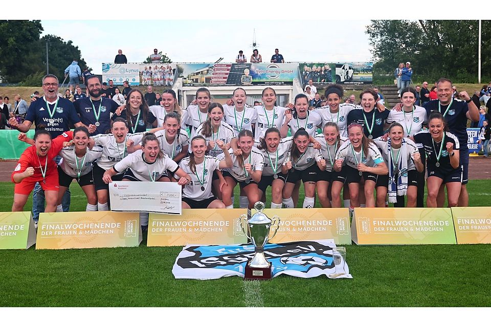 Es war der perfekte Abschied für Dusko Radic (oben rechts): In seinem letzten Spiel als Trainer des TuS Issel holte er mit seiner Mannschaft den Rheinlandpokal. Es war der perfekte Abschied für Dusko Radic (oben rechts): In seinem letzten Spiel als Trainer des TuS Issel holte er mit seiner Mannschaft den Rheinlandpokal.